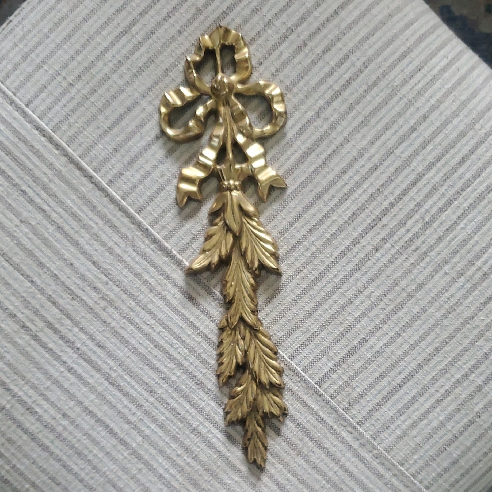 Vintage Brass Bow w Leaves